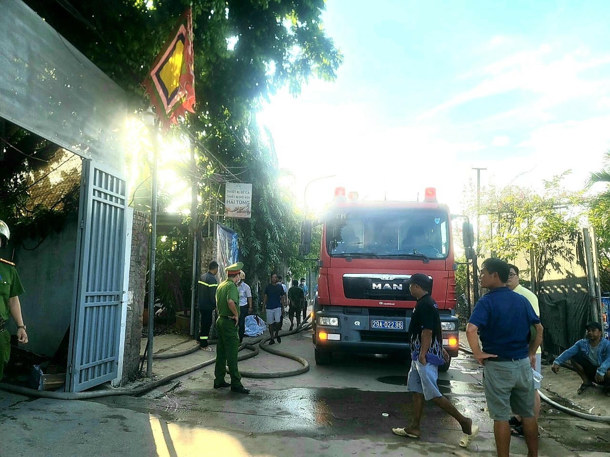 Lúc 16h30, cảnh sát cho hay bước đầu chưa ghi nhận thiệt hại về người. Ngọn lửa cơ bản được khống chế
