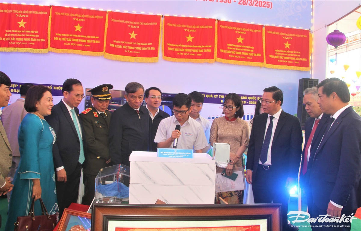 Lãnh đạo tỉnh Quảng Nam tham quan các khu trưng bày, triển lãm. Ảnh: Tấn Thành.