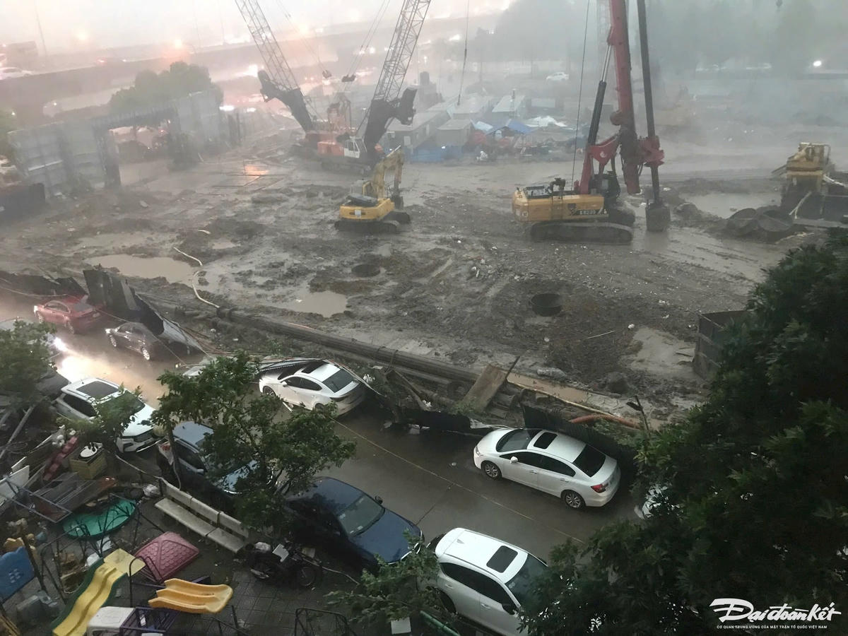 Chiều 19/7, Hà Nội cùng nhiều tỉnh thành xuất hiện trận mưa dông rất lớn. Tại Hà Nội, mây đen phủ kín khiến trời tối, kèm theo gió lớn cuốn theo nhiều bụi, ni lông... Người dân gặp nhiều khó khăn khi di chuyển.