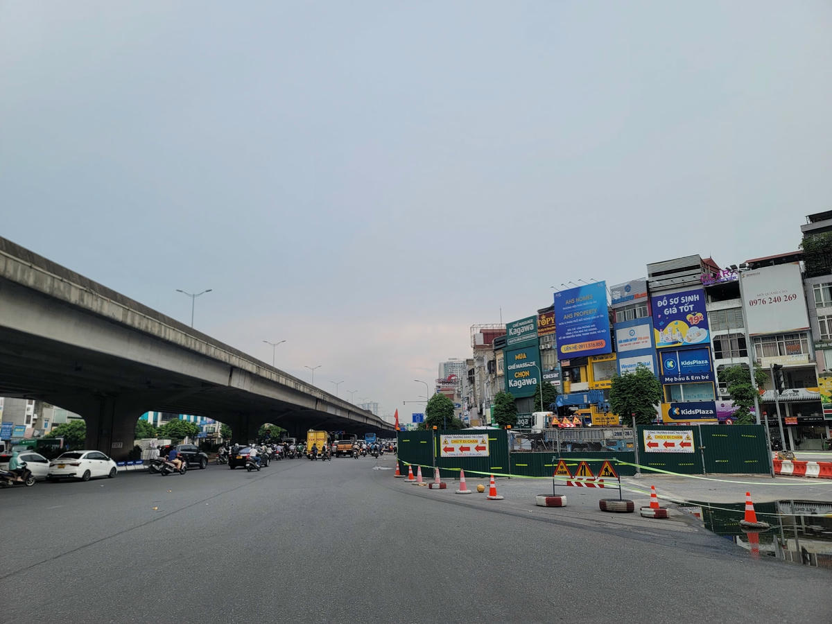 Thời gian qua, tại đây nhiều vị trí được rào chắn để phục vụ thi công Dự án xây dựng hệ thống xử lý nước thải Yên Xá.