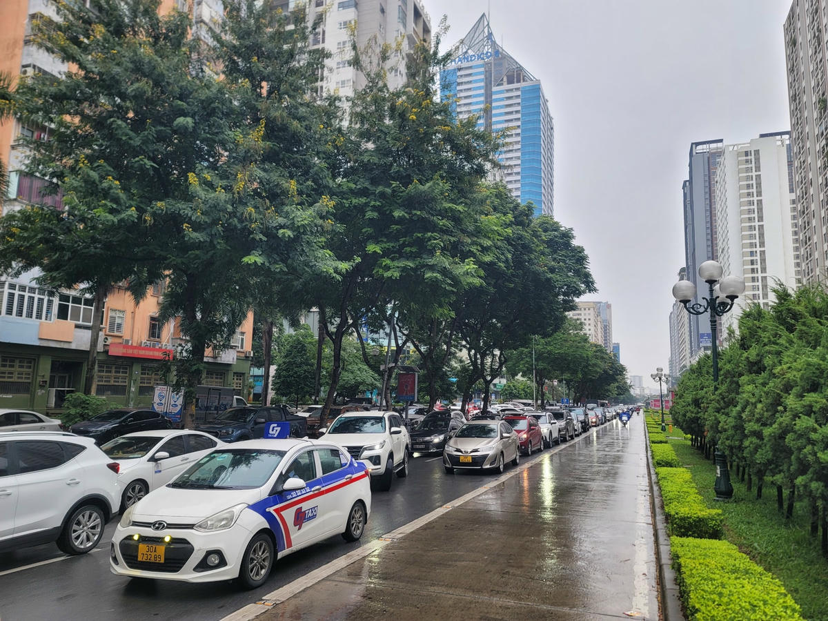 Phương tiện xếp hàng dài do ùn ứ trên phố Lê Văn Lương.