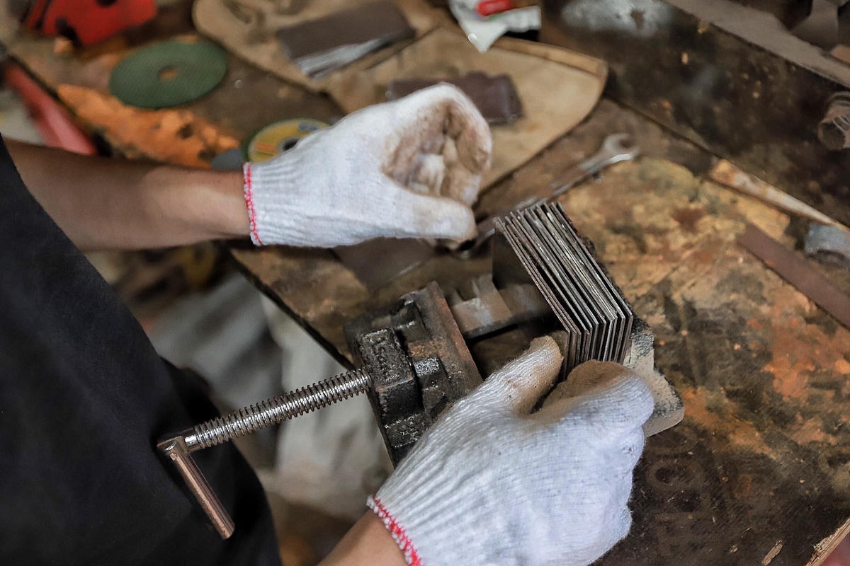 Dù cây dao Damascus chỉ mỏng khoảng hơn 2 ly nhưng được rèn nên từ khoảng 120 lớp thép.