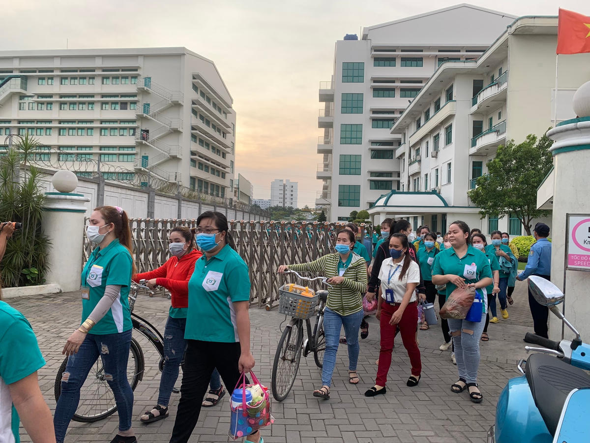 Nhiều doanh nghiệp giảm đơn hàng nên người lao động bị mất việc.