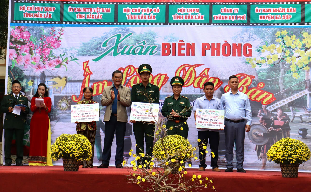 Phó Bí thư Tỉnh ủy Y Biêr Niê và Đại tá Phạm Hữu Chiến, Chính ủy BĐBP tỉnh trao hỗ trợ nhà “Mái ấm biên cương”, Nhà “Nghĩa tình đồng đội”, Nhà “Đoàn kết Quân - dân”.