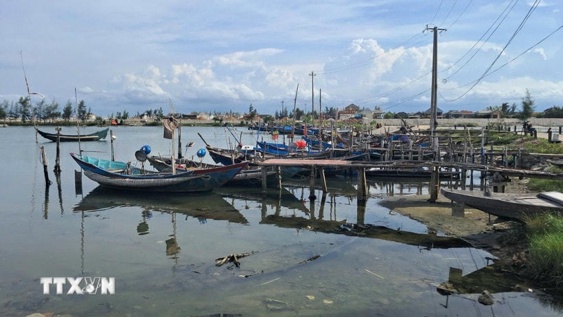 Hàng loạt tàu thuyền của ngư dân phường Thuận An, Huế đã vào bờ neo đậu. (Ảnh: TTXVN phát)