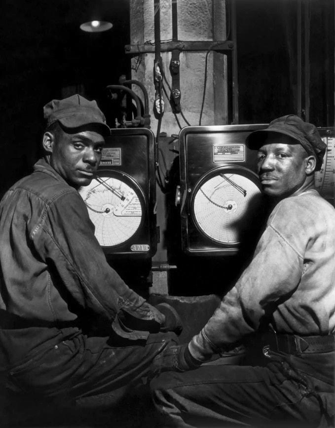 Công nhân trong nhà điện. Ảnh: The Guardian.