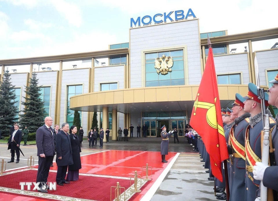 Lễ tiễn Tổng Bí thư Tô Lâm và Phu nhân tại sân bay Vnukovo 2, thủ đô Moskva. (Ảnh: Thống Nhất/TTXVN)