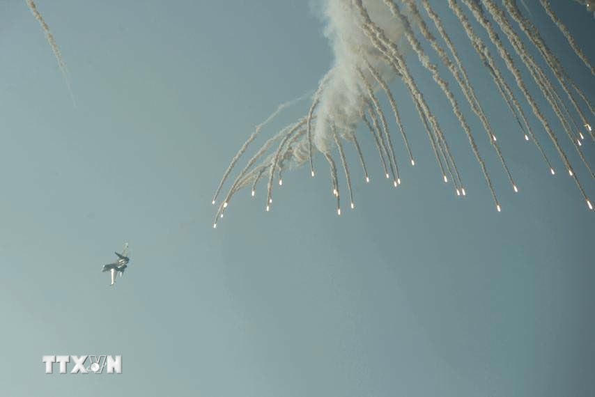 Màn trình diễn phun bẫy nhiệt của máy bay tiêm kích Su-30MK2 trên bầu trời Thành phố Hồ Chí Minh. (Ảnh: TTXVN)