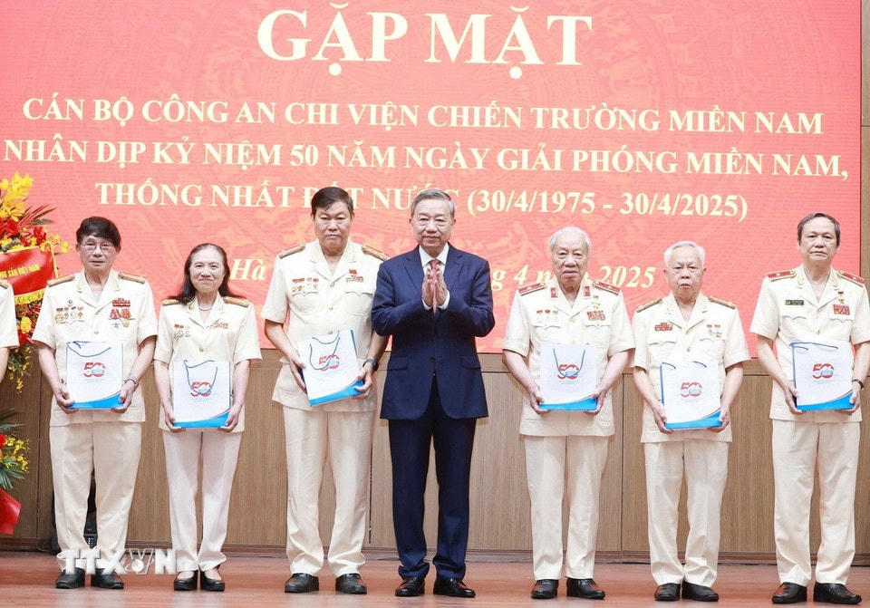 Tổng Bí thư Tô Lâm tặng quà lưu niệm cho các đại biểu. (Ảnh: Thống Nhất/TTXVN)