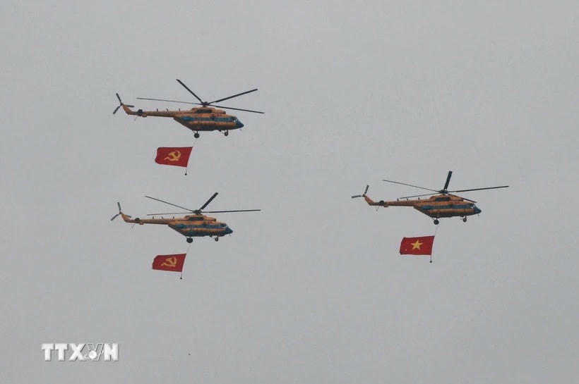 Lực lượng không quân Việt Nam hợp luyện bay chào mừng, với sự tham gia của 10 trực thăng, 7 máy bay “hổ mang chúa” tiêm kích SU- 30MK2 cùng biên đội máy bay huấn luyện đa nhiệm Yak-130. (Ảnh: Sỹ Tuyên/TTXVN)