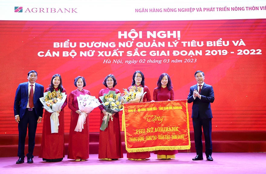 Agribank ghi nhận, biểu dương nữ quản lý tiêu biểu và nữ cán bộ xuất sắc giai đoạn 2019 -2022.
