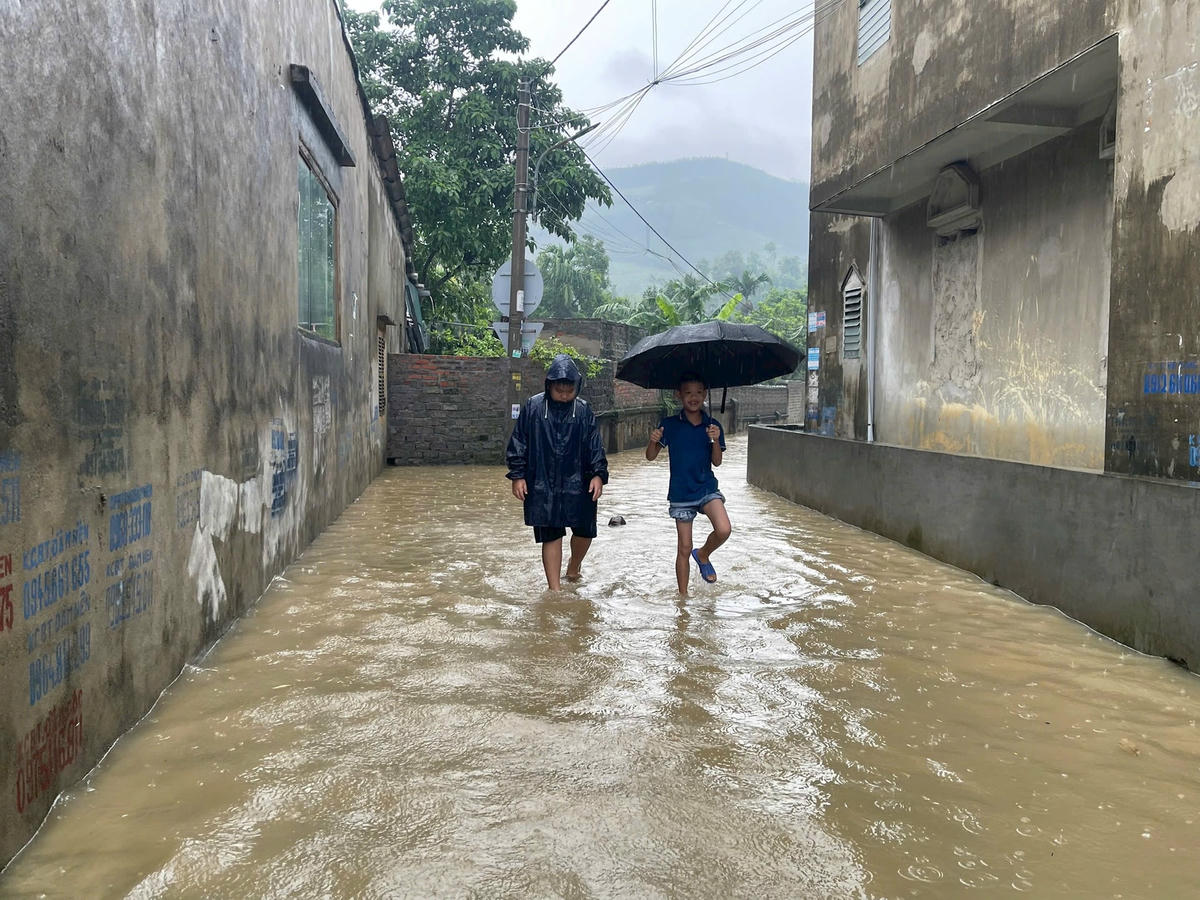 Người dân phường Vàng Danh bì bõm