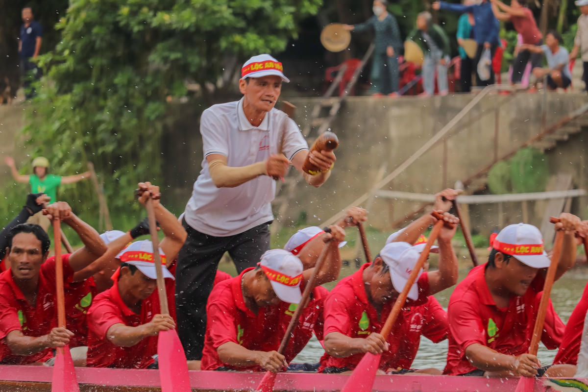 Người gõ mõ chính là người cầm nhịp cho thuyền bơi. Điều khiển độ nhanh, chậm nhịp ra chầm của trai bơi qua tiếng mõ và lời hô.