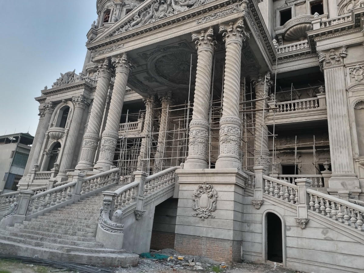 Lâu đài có 3 cầu thang đi lên sảnh. Ảnh: Ngô Hùng