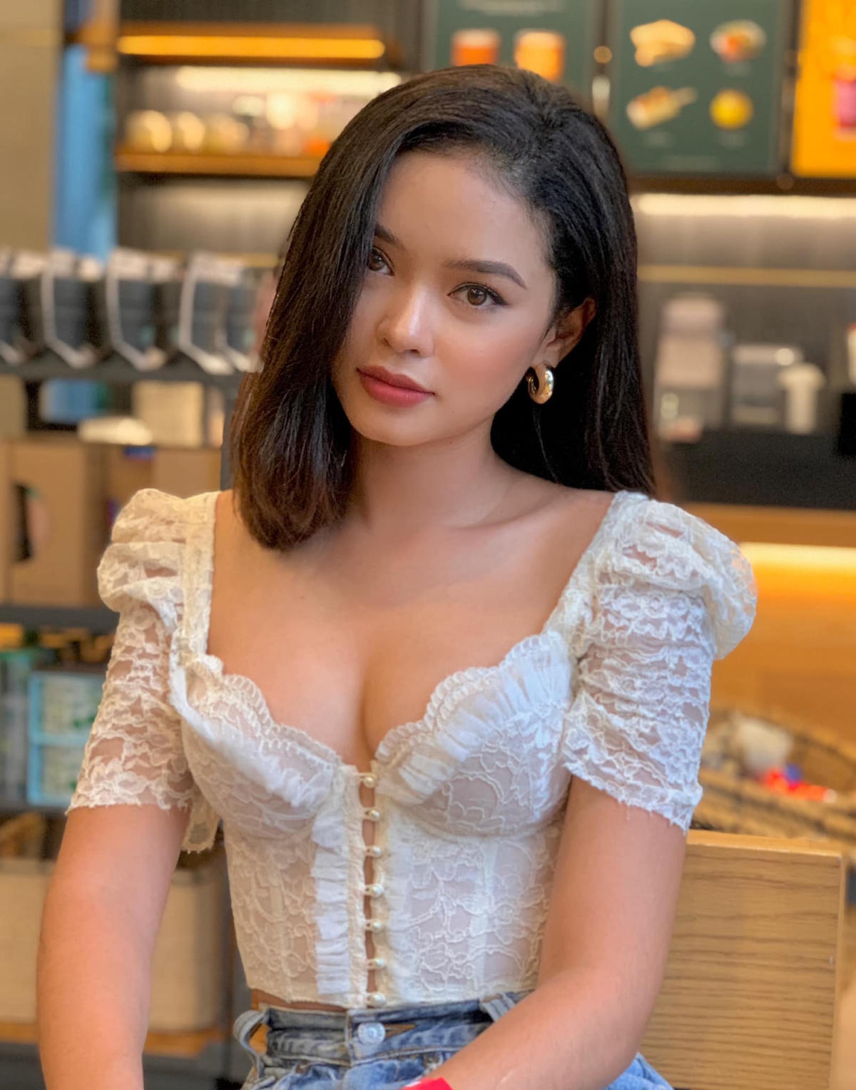 Ngoài đời, Như Mỹ thường xuyên chuộng diện những bộ trang phục ôm sát khoe khéo vòng eo thon gọn và đường cong tuyệt mỹ.