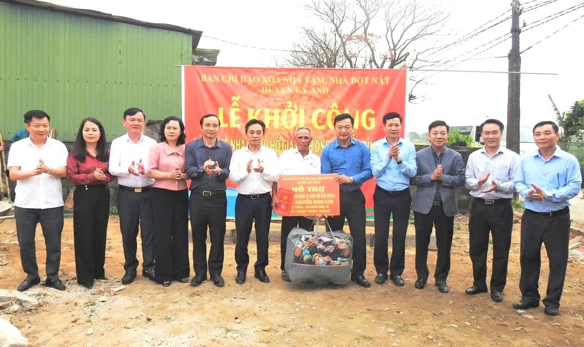 Lãnh đạo tỉnh Hà Tĩnh, huyện Kỳ Anh cùng mạnh thường quân trao biểu trưng, tặng quà hỗ trợ hộ ông Nguyễn Đình Cửu (thôn Hoàng Diệu, xã Kỳ Tiến, huyện Kỳ Anh) xây dựng nhà ở.