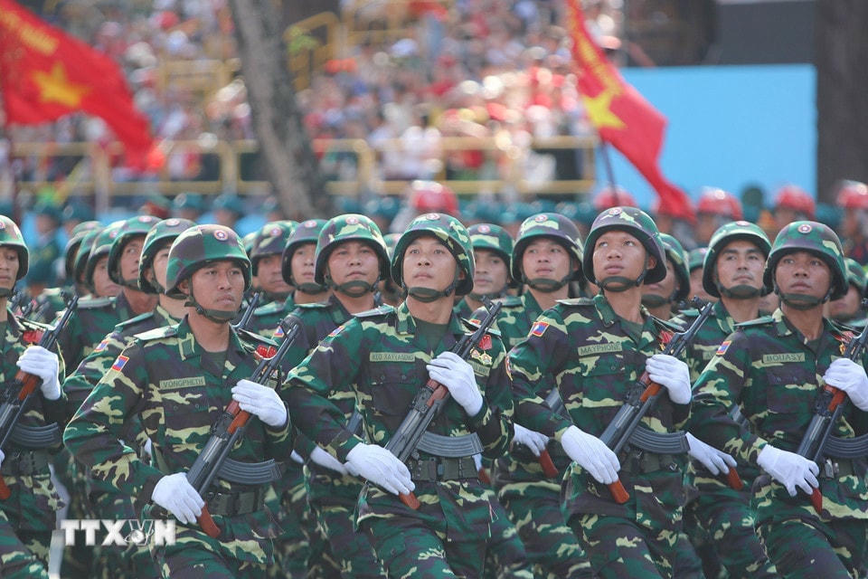 Lực lượng Quân đội nhân dân Lào tham gia Tổng duyệt kỷ niệm 50 năm Ngày Giải phóng miền Nam, thống nhất đất nước. (Ảnh: Thanh Vũ/TTXVN)