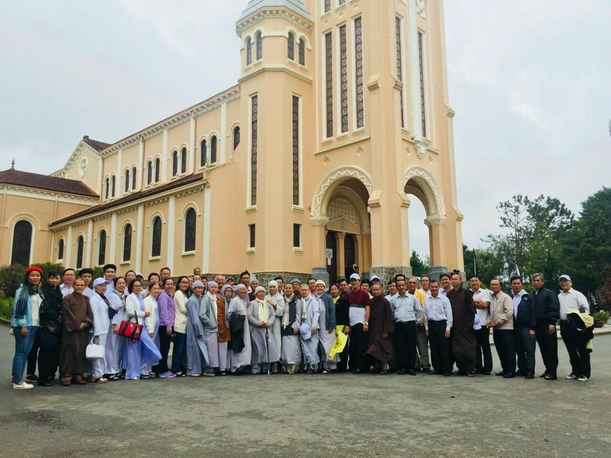 anh-3.doan-chuc-sac-cac-to-chuc-ton-giao-huyen-hoc-mon-tham-quan-nha-tho-chanh-toa-giao-phan-da-lat..jpg