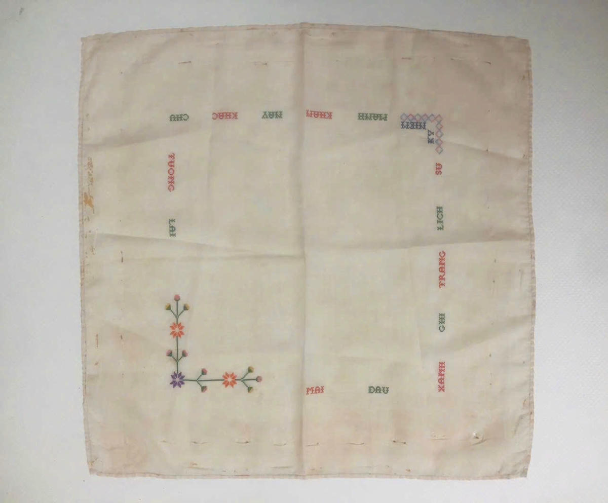 Kỷ vật chiếc khăn mùi soa ông Phan Thanh Sỹ thêu trong tù