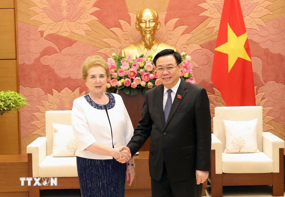 Chủ tịch Quốc hội Vương Đình Huệ tiếp Phó Chủ tịch thứ nhất Quốc hội Hungary Márta Mátrai. (Ảnh: Nhan Sáng/TTXVN) TTXVN_1604ChutichQuochoiVietnamHungary1.jpg