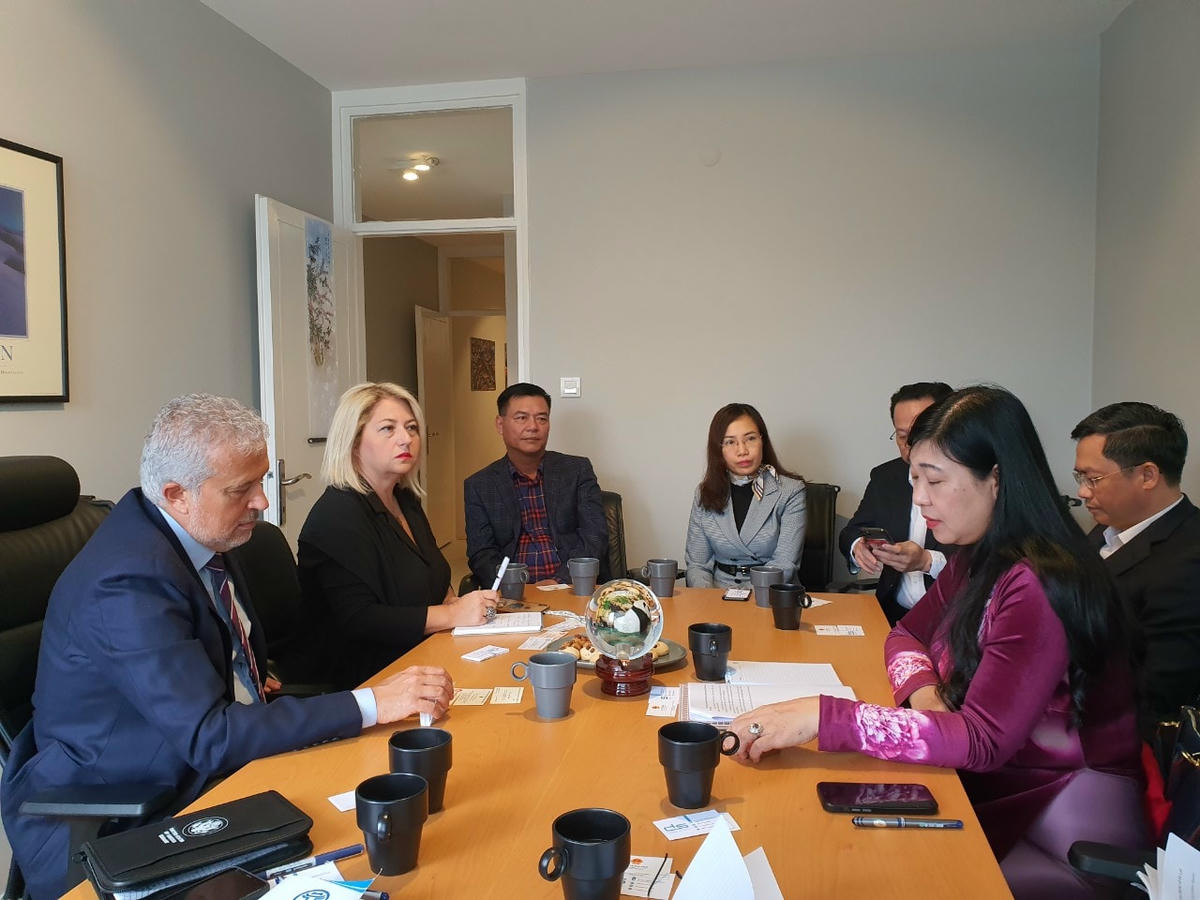 Tại Istanbul, đoàn đã lv với ông Ali Tezolmez, Lãnh sự danh dự Việt Nam tại Thổ Nhĩ Kỳ.