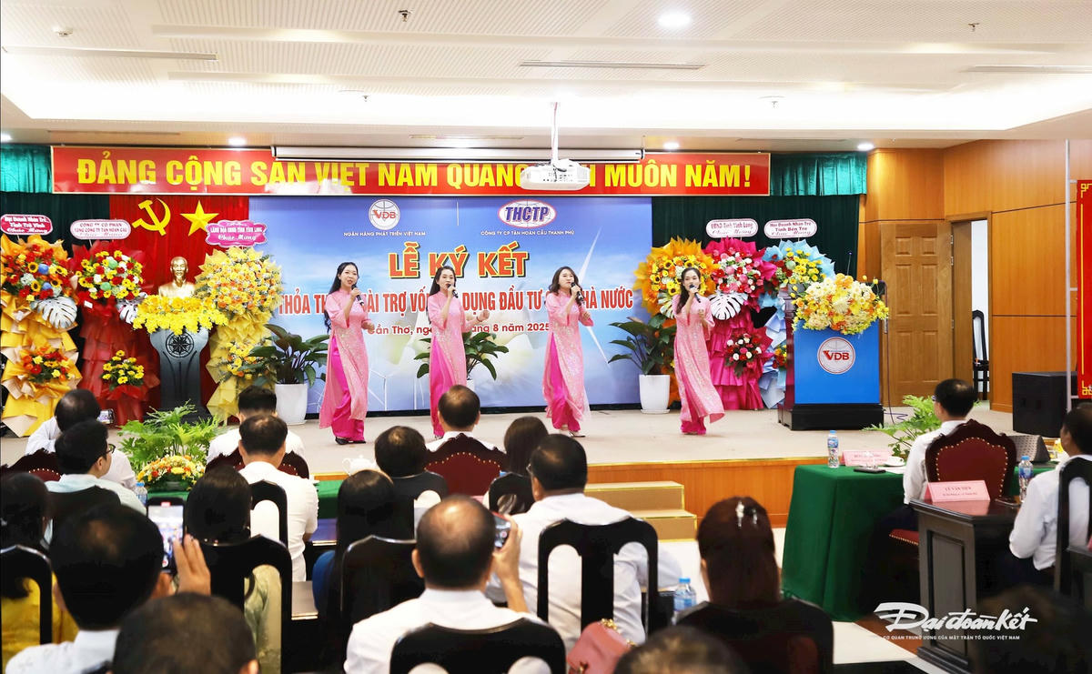 Quang cảnh buổi lễ ký kết thỏa thuận tài trợ vốn tín dụng đầu tư của nhà nước. Ảnh Trung Kiên