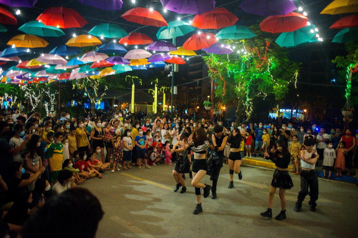 Những tiết mục từ truyền thống như ca trù đến những tiết mục hiện đại như ca hát, nhảy múa đều thu hút được sự chú ý của người dân.