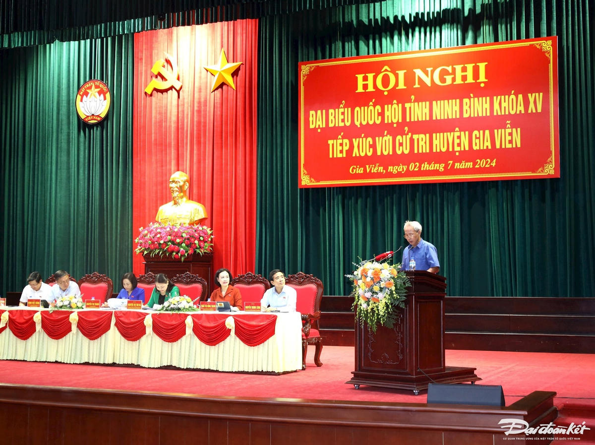 Cử tri Bùi Xuân Thịnh, trú xã Gia Thanh trình bày việc gia đình đang thờ cúng liệt sỹ nhưng do thất lạc hồ sơ nên không thể hoàn thiện thủ tục nhận tiền thờ cúng liệt sỹ theo quy định. Ảnh: Đình Minh