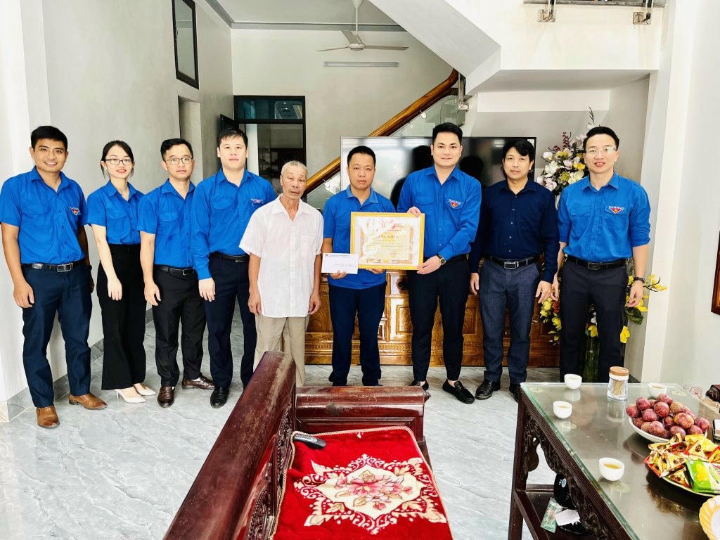 Đồng chí Nguyễn Văn Kỳ – Phó Bí thư Tỉnh đoàn trao bằng khen và phần thưởng cho anh Cao Văn Tiến. Ảnh Tỉnh đoàn Phú Thọ