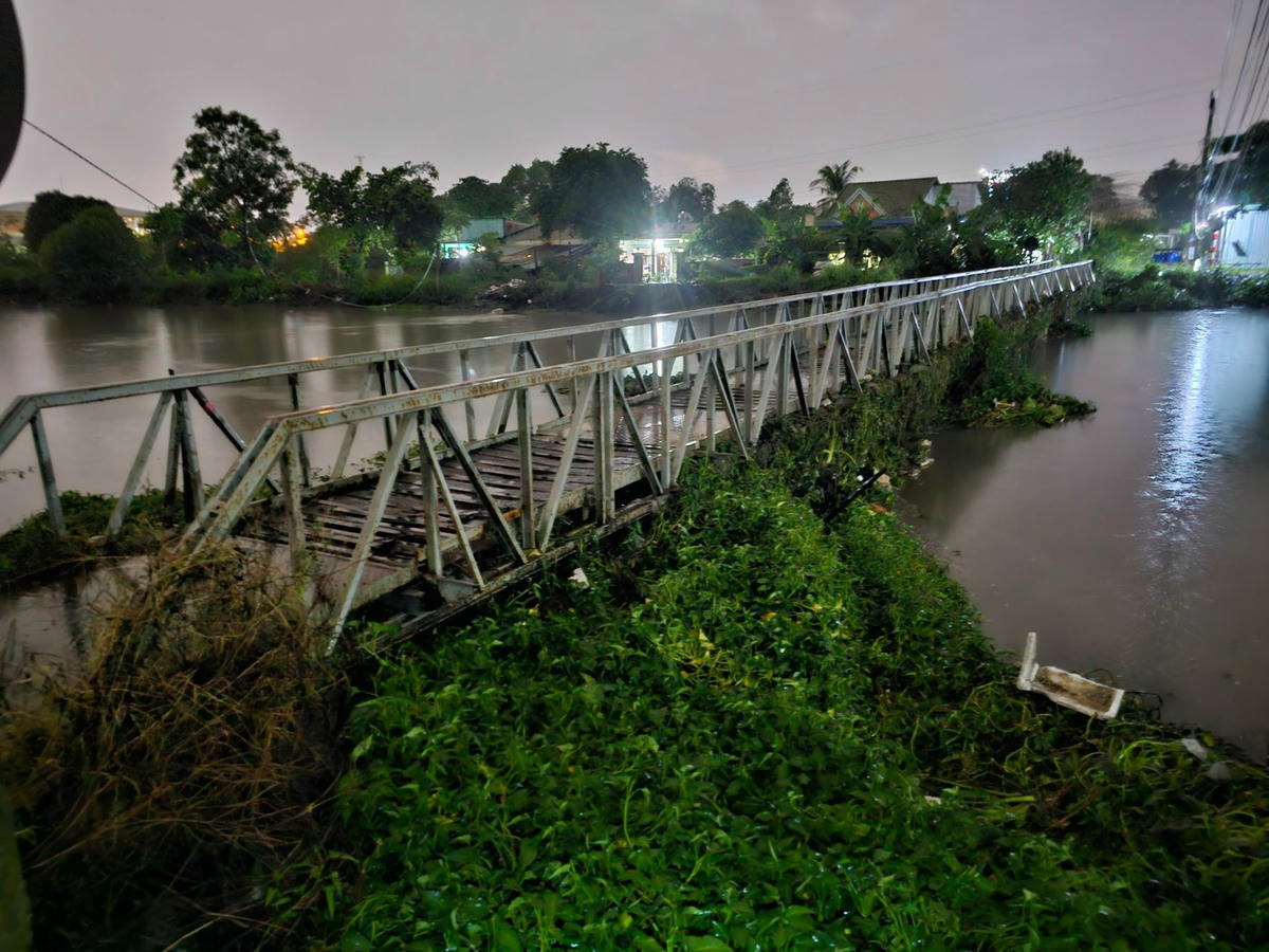 Một cây cầu dân sinh ở Bình Dương.