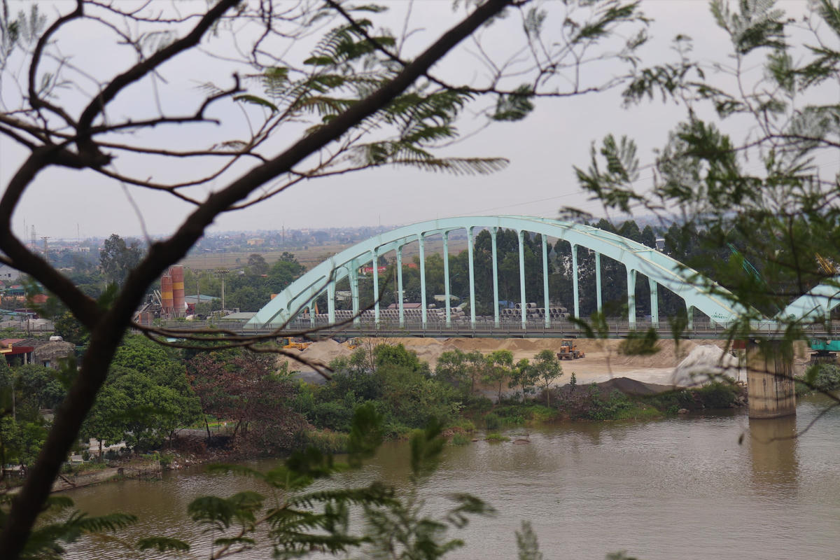 Phóng tầm mắt từ trên ngọn núi này, ta sẽ thấy cây cầu Non Nước, là công trình nối 2 tỉnh Ninh Bình và Nam Định.