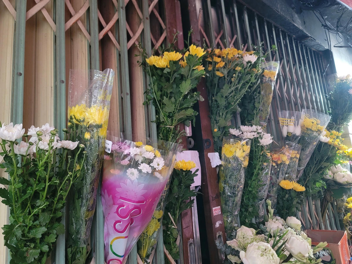 Những bó cúc vàng, cúc trắng đan xen nhau, được cắm trước cửa nhàchung cư mini cao 9 tầng, tại số 37, ngách 29/70 Khương Hạ, phường Khương Đình (quận Thanh Xuân, Hà Nội).