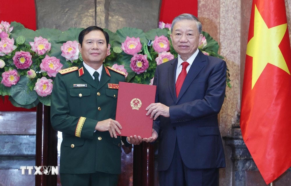 Tổng Bí thư, Chủ tịch nước Tô Lâm trao quyết định, chúc mừng Đại tướng Nguyễn Tân Cương, Ủy viên Trung ương Đảng, Uỷ viên Thường vụ Quân ủy Trung ương, Tổng Tham mưu trưởng Quân đội nhân dân Việt Nam, Thứ trưởng Bộ Quốc phòng. (Ảnh: TTXVN) TTXVN_2010 Tong bi thu quan ham 4.jpg
