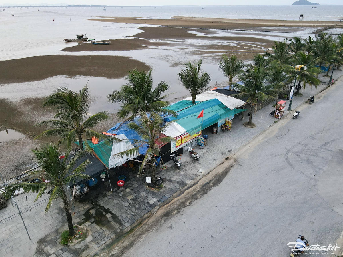 Vào mùa du lịch, các lều lán này mọc lên như nấm sau mưa. Theo quan sát của PV, dọc bờ kè này hiện có khoảng 10 lều quán được dựng lên để người dân bán cơm bình dân, đồ nhậu, đồ uống... Ảnh: Đình Minh