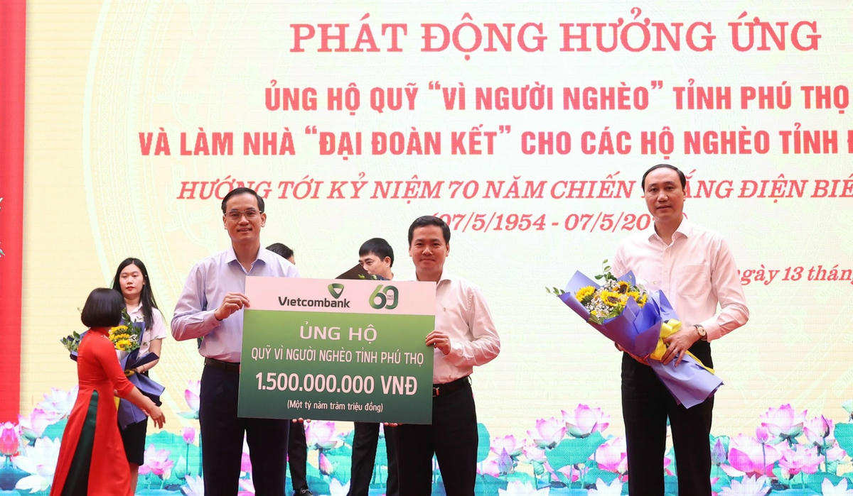 Phó Bí thư Thường trực Tỉnh ủy Phú Thọ Phùng Khánh Tài và Nguyễn Hải - Chủ tịch Ủy ban MTTQ tỉnh, Trưởng ban Vận động Quỹ “Vì người nghèo” tỉnh tiếp nhận ủng hộ.