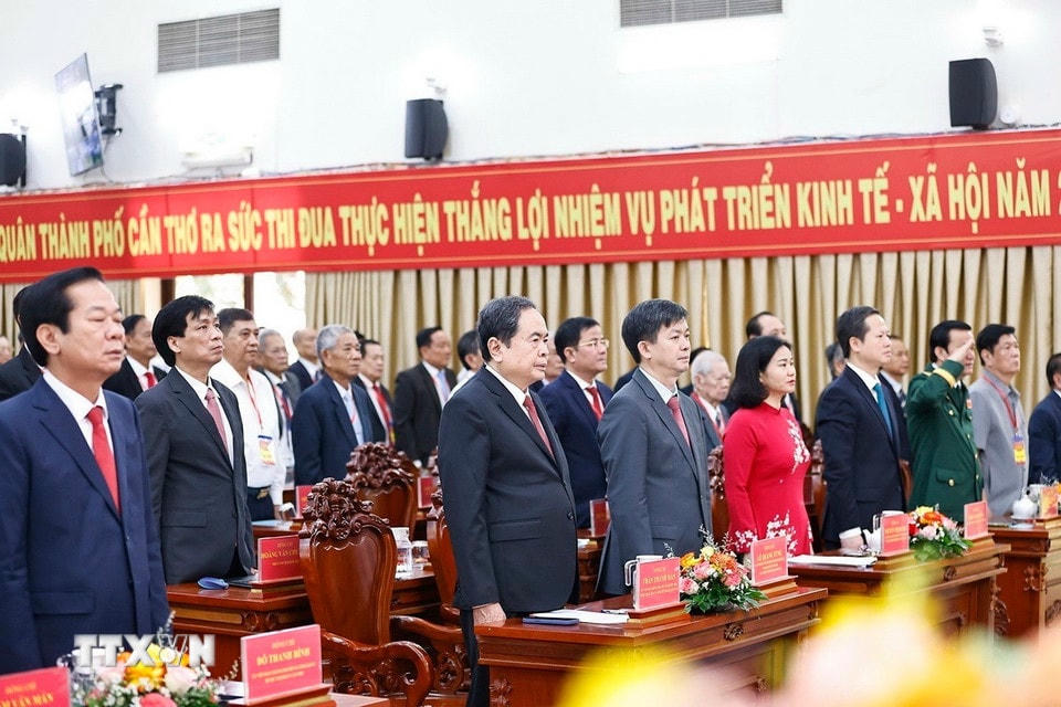 Chủ tịch Quốc hội Trần Thanh Mẫn và đại biểu thực hiện nghi thức chào cờ tại Lễ công bố Nghị quyết. (Ảnh: Doãn Tấn/TTXVN)