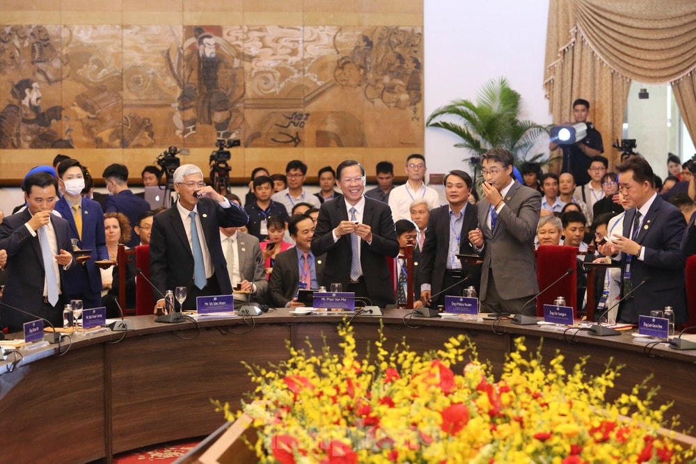 Lãnh đạo UBND TP HCM thưởng thức trà cùng các CEO trong và ngoài nước.