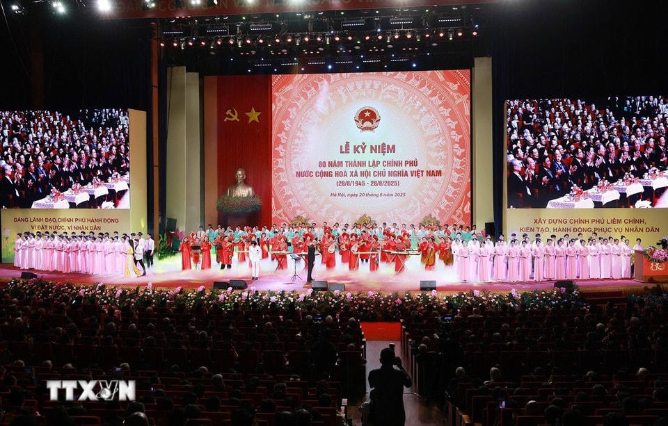 Chương trình nghệ thuật chào mừng Lễ kỷ niệm 80 năm thành lập Chính phủ. (Ảnh: Dương Giang/TTXVN)