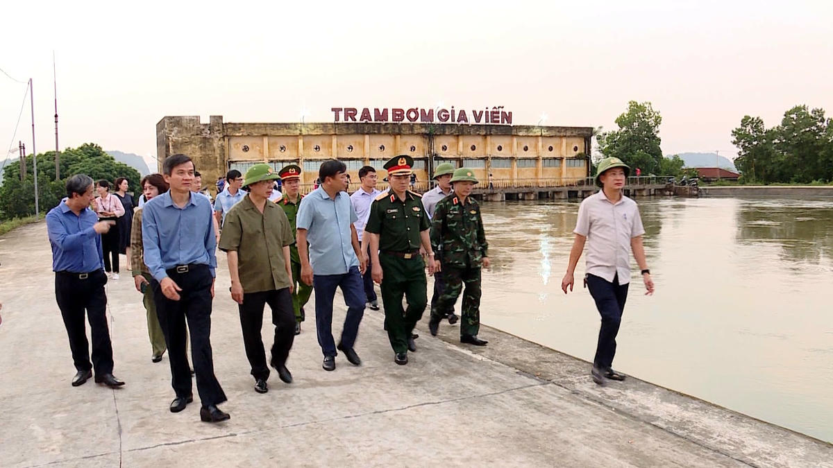 Phó Thủ tướng Trần Hồng Hà kiểm tra tại trạm bơm huyện Gia Viễn chiều tối 12/9.