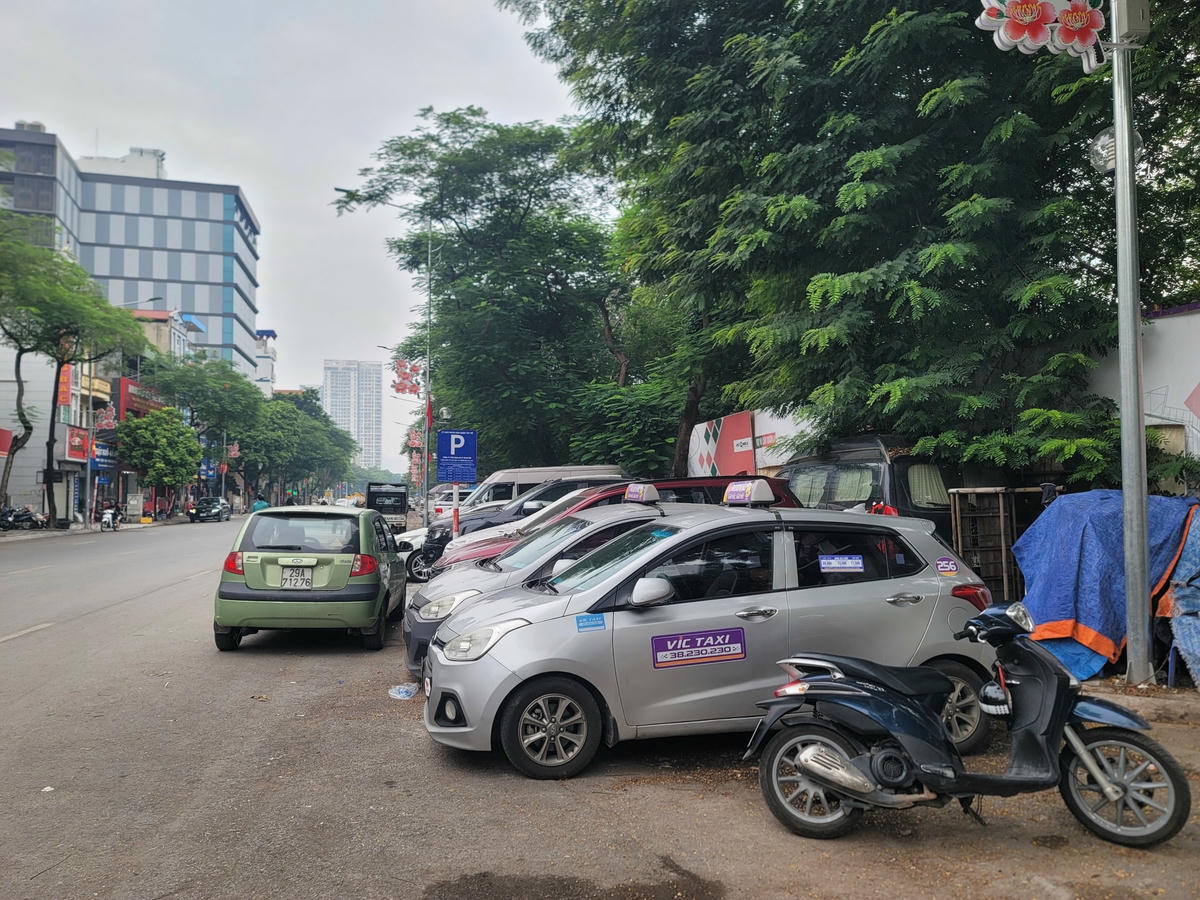 Không chừa khoảng không gian cho người đi bộ.