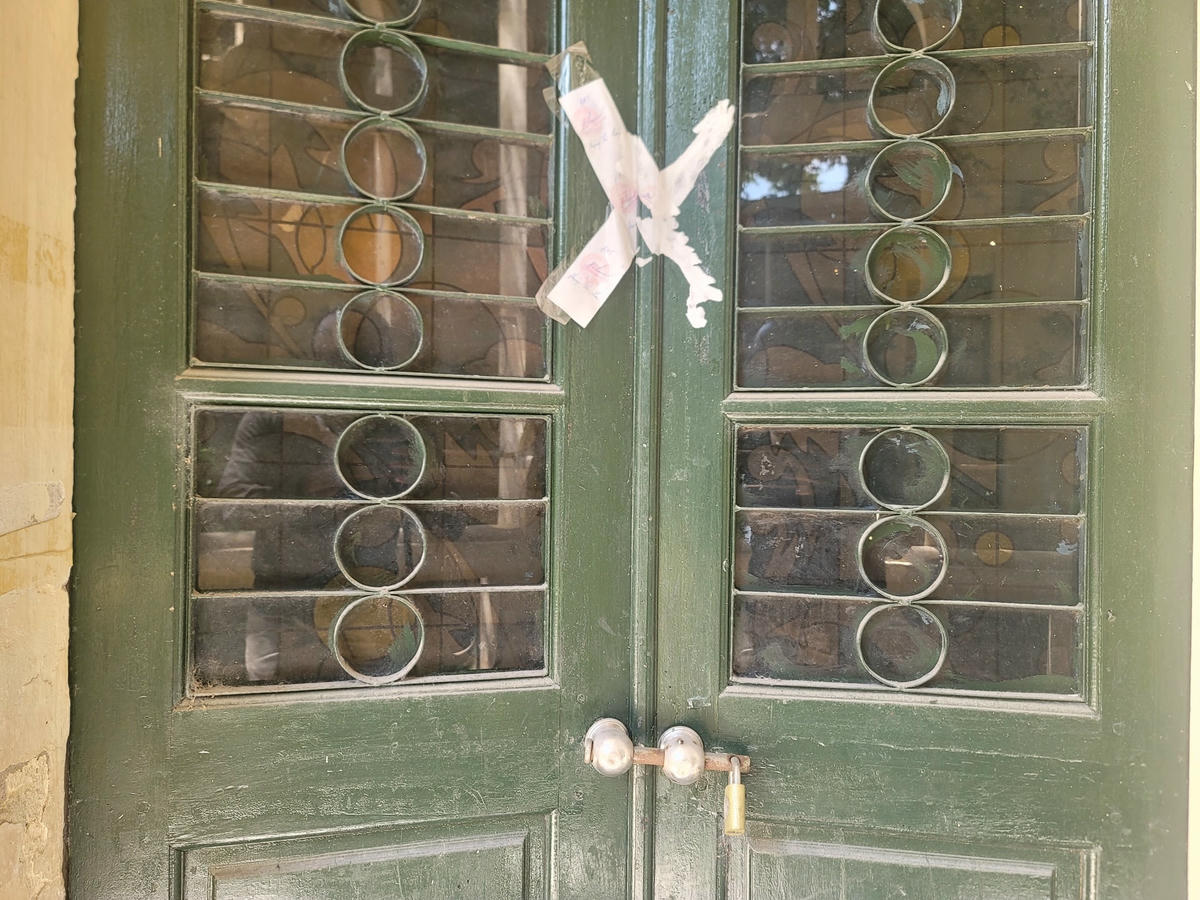 Phòng học được niêm phong từ lâu.