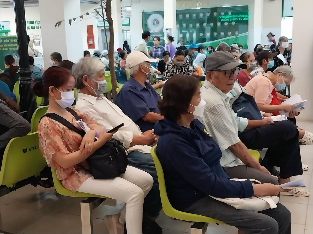 Nhiều bệnh viện tuyến quận - huyện trên địa bàn TP HCM thay đổi cách tiếp nhận bệnh sao cho nhanh chóng nhất có thể.