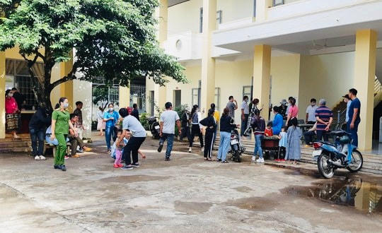 người thân của cháu N.H.L đã kéo đến trụ sở UBND phường Tân An yêu cầu cơ quan chức năng khẩn trương có biện pháp tìm kiếm cháu L.