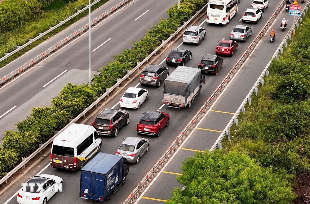 Tình trạng ùn ứ kéo dài trên cao tốc Thành phố Hồ Chí Minh-Long Thành hướng về nút giao An Phú, sáng 3/9. (Ảnh: Hồng Đạt/TTXVN) ttxvn_thanh pho Ho Chi Minh_Long Thanh (5).jpg