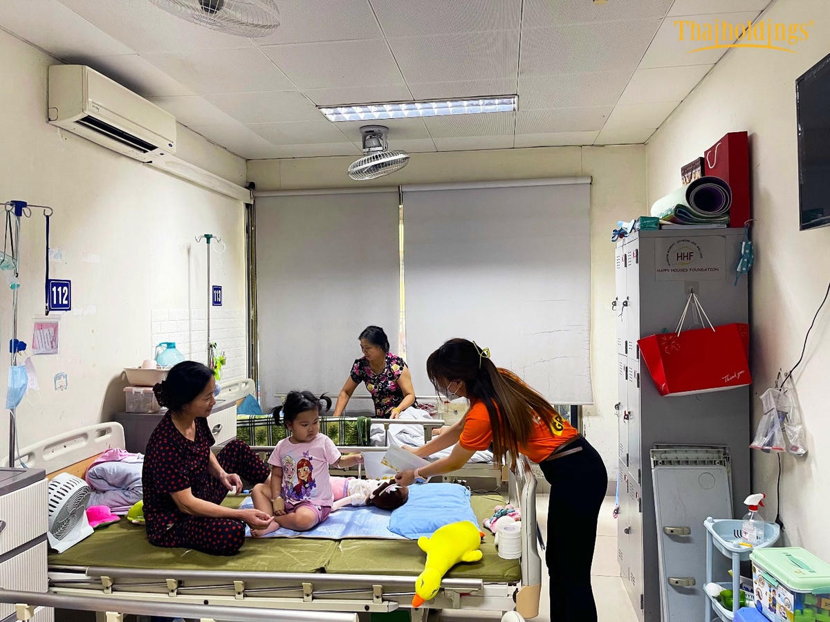 Các phần quà được các thành viên Thaiholdings trao tận tay các bệnh nhi.