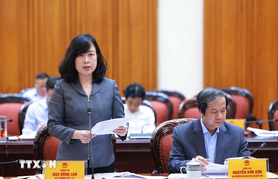 Bộ trưởng Bộ Y tế Đào Hồng Lan báo cáo đề án phát triển ngành y tế. (Ảnh: Dương Giang/TTXVN)