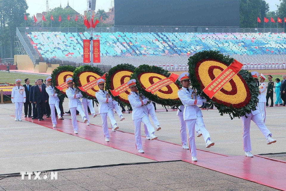 Lãnh đạo Đảng, Nhà nước đến đặt vòng hoa và vào Lăng viếng Chủ tịch Hồ Chí Minh. (Ảnh: An Đăng/TTXVN)