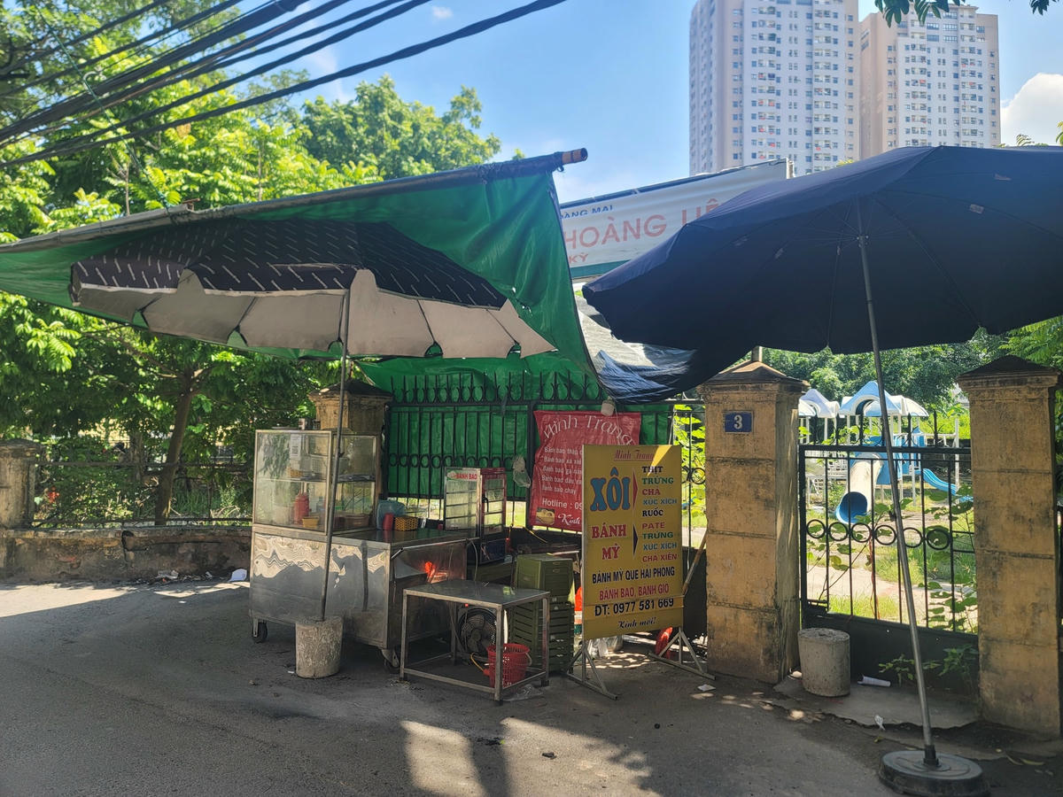 Cổng trường trở thành nơi bán hàng ăn vặt.