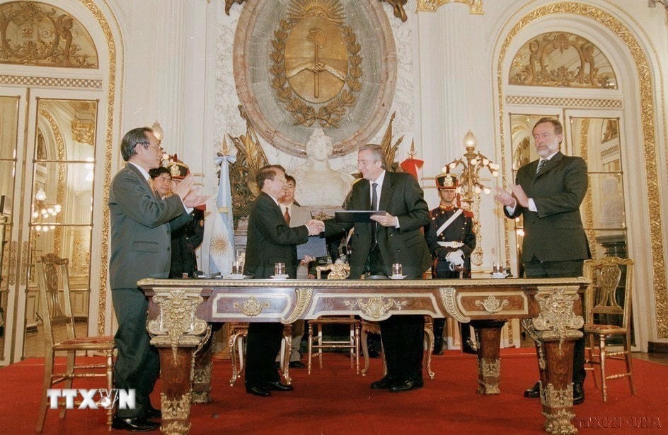 Chủ tịch nước Trần Đức Lương và Tổng thống Argentina Néstor Carlos Kirchner ký Tuyên bố chung (22/11/2004). (Ảnh: Nguyễn Khang/TTXVN)