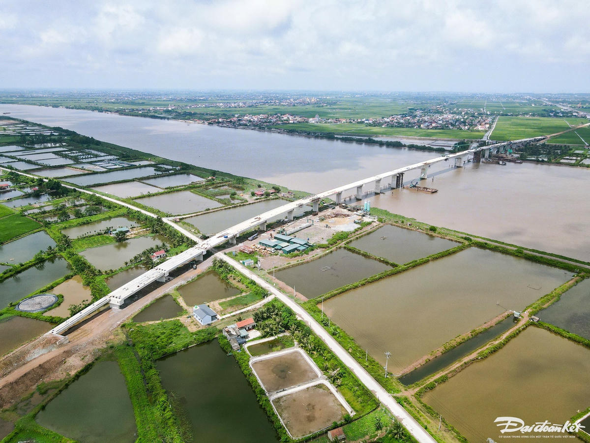 Sau gần 4 năm thi công, vào ngày 13/5/2025, cầu vượt sông Đáy (nối tỉnh Ninh Bình và Nam Định) chính thức được hợp long. Ảnh: Đình Minh